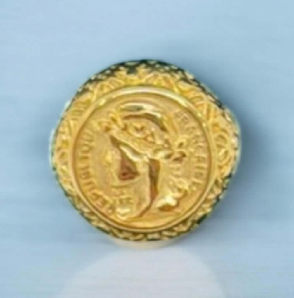 Bague dorée vintage avec motif élégant de la République, mettant en avant un design raffiné et noble.